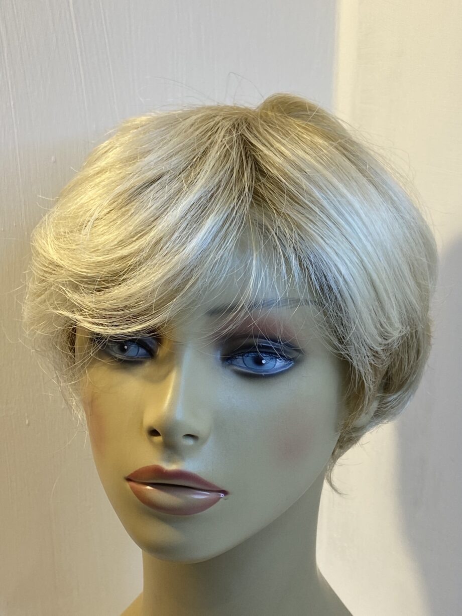 Light blonde short wig. Pplblms82