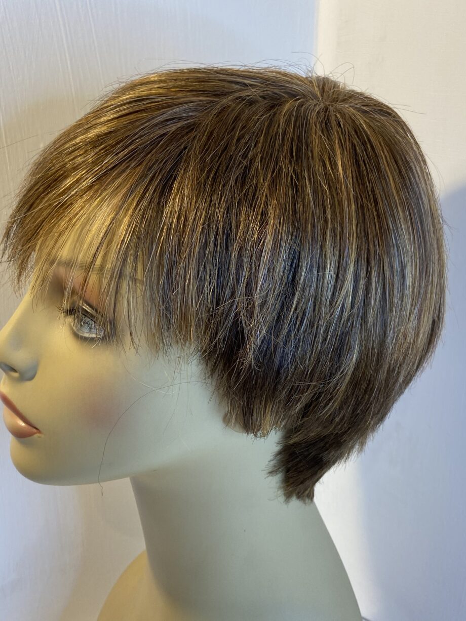 Stylish short brown highlighted wig. Plbms125