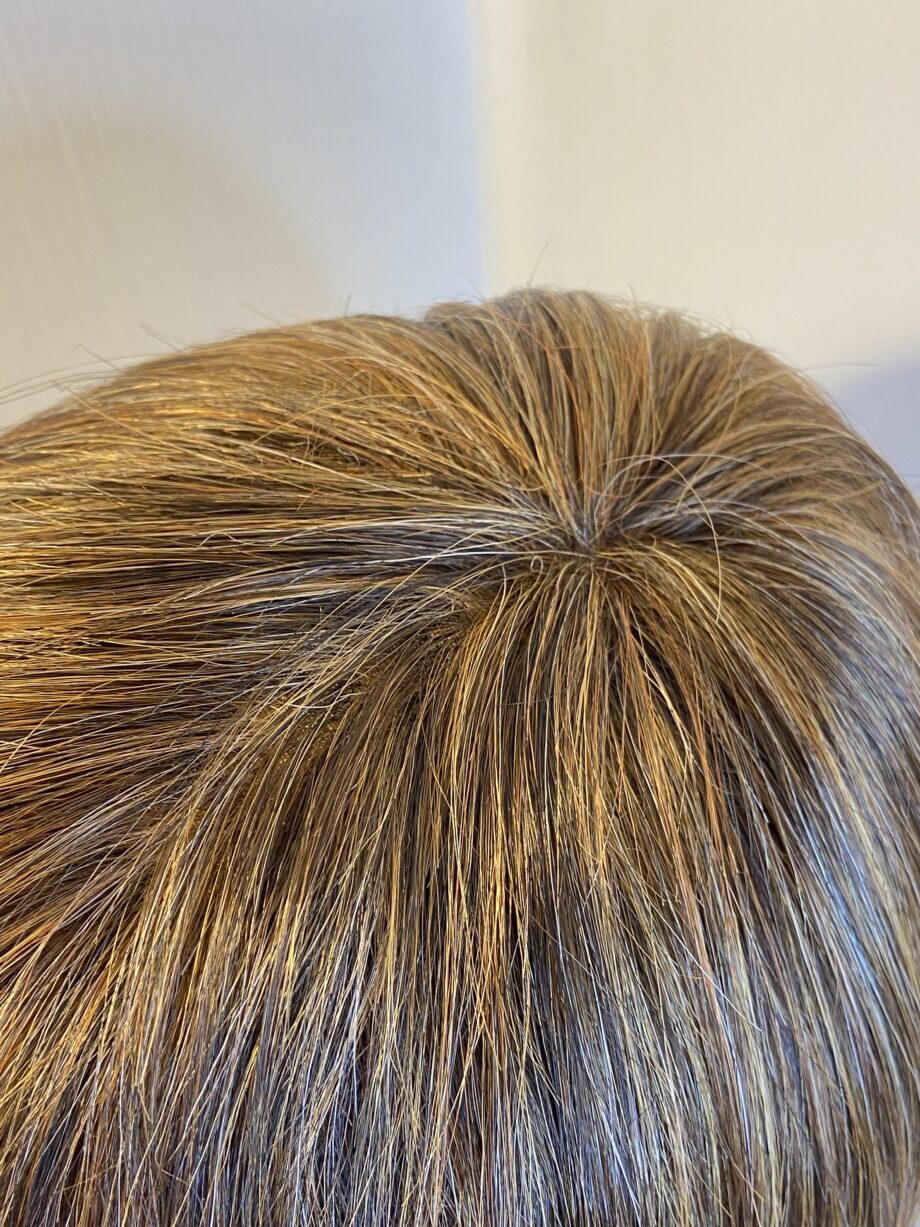 Stylish short brown highlighted wig. Plbms125