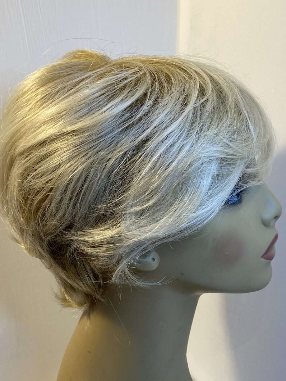 Light blonde short wig. Pplblms82