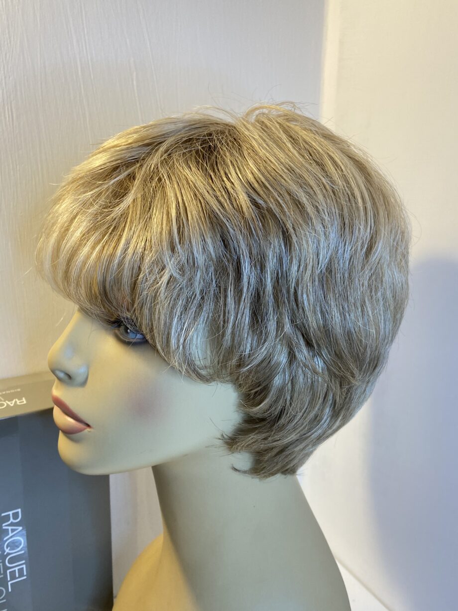 Raquel Welch blonde wig. Bblss306