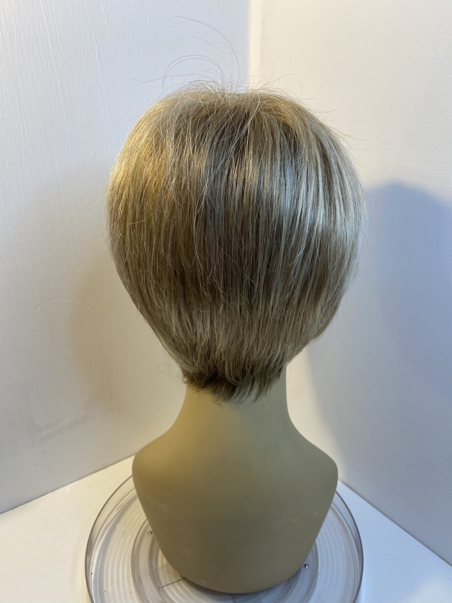 Stylish blonde short wig. Blss88