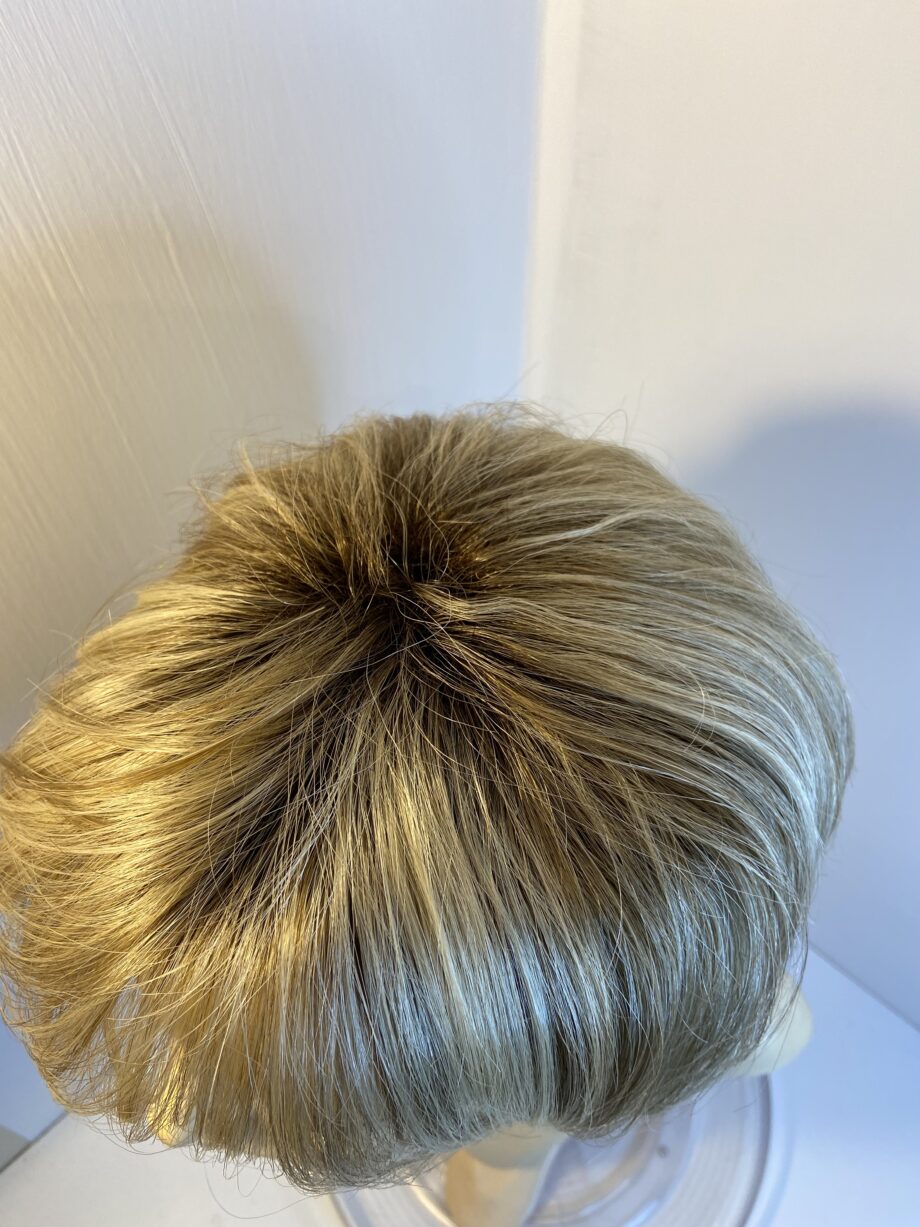 Rooted blonde wig. Blms5111