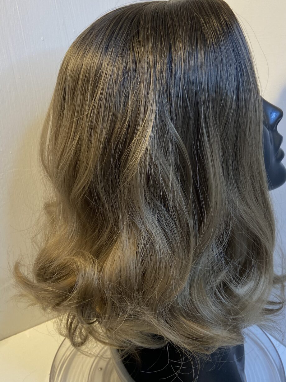 Silky soft Long wavy rooted brown wig. Pplbrlc321