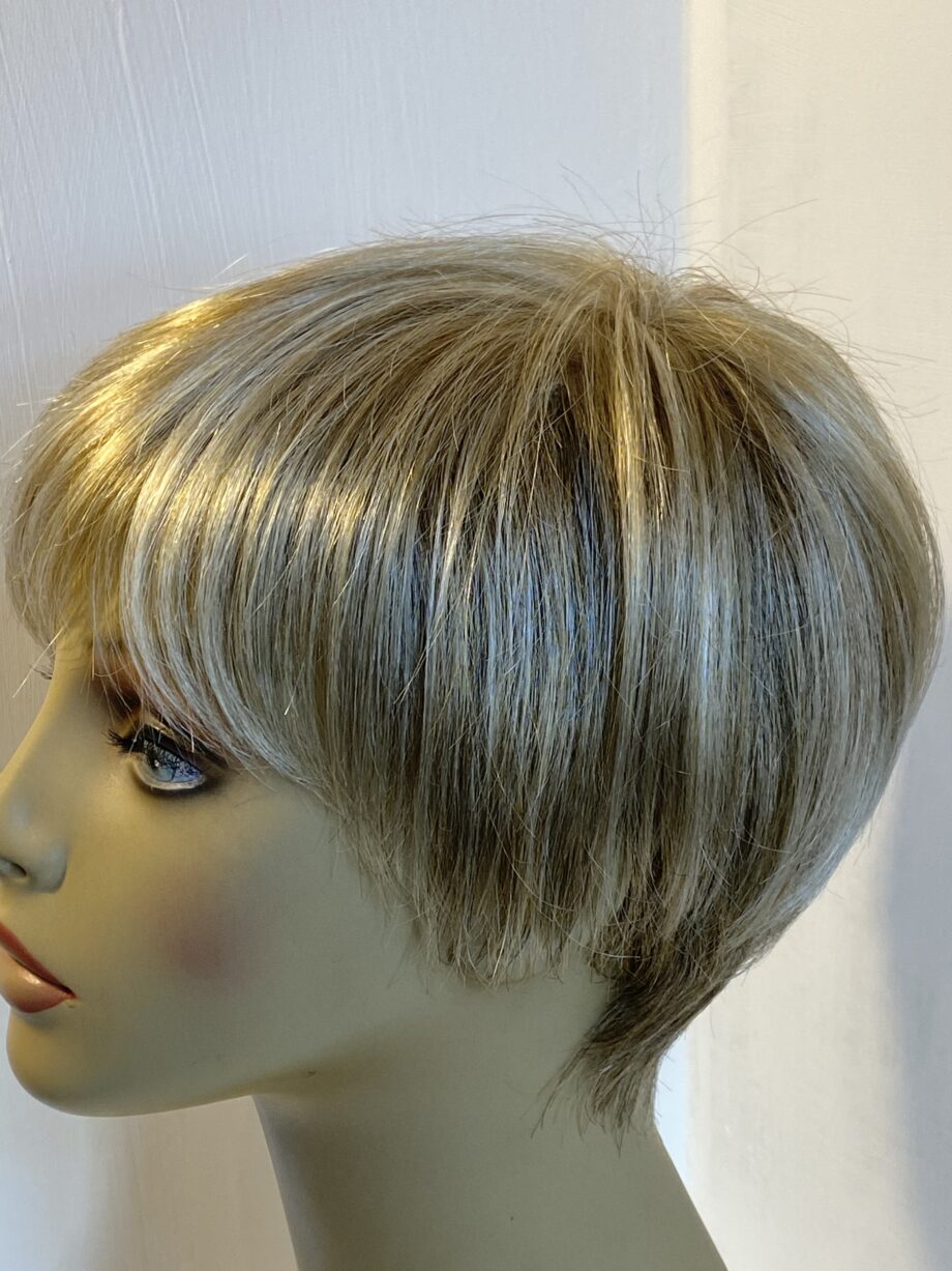 Stunning short blonde wig. Blss795