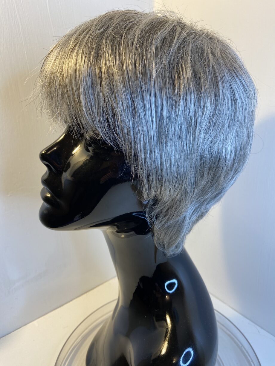 Silver grey short wig. Gss41