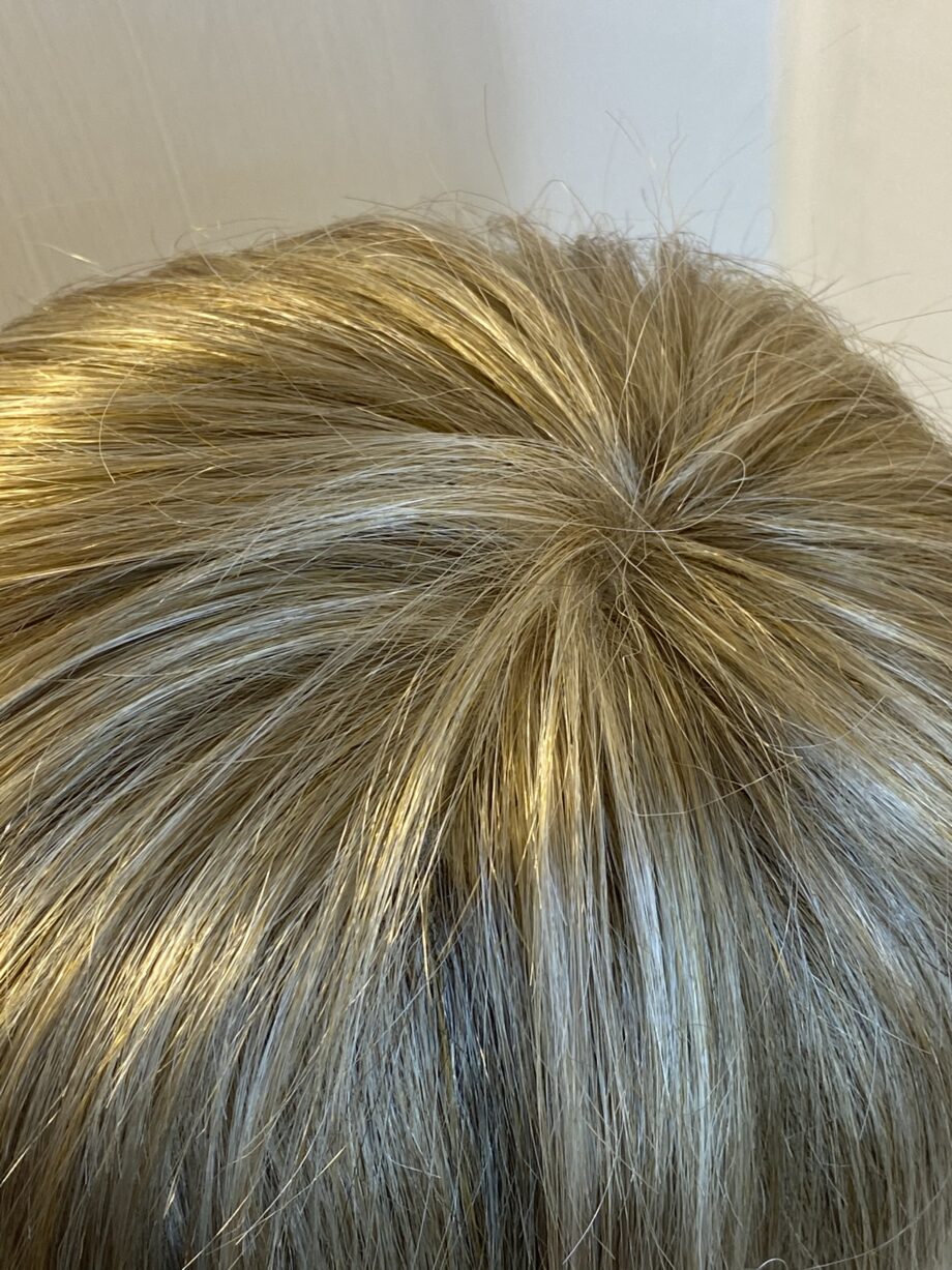 Stunning short blonde wig. Blss795