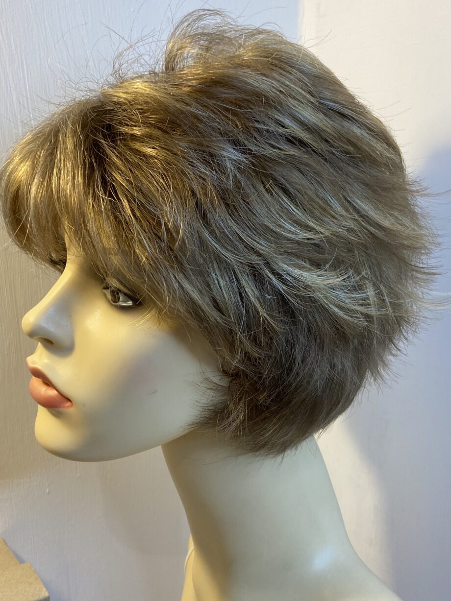 New Rene of Paris blonde wig. Bblsw305