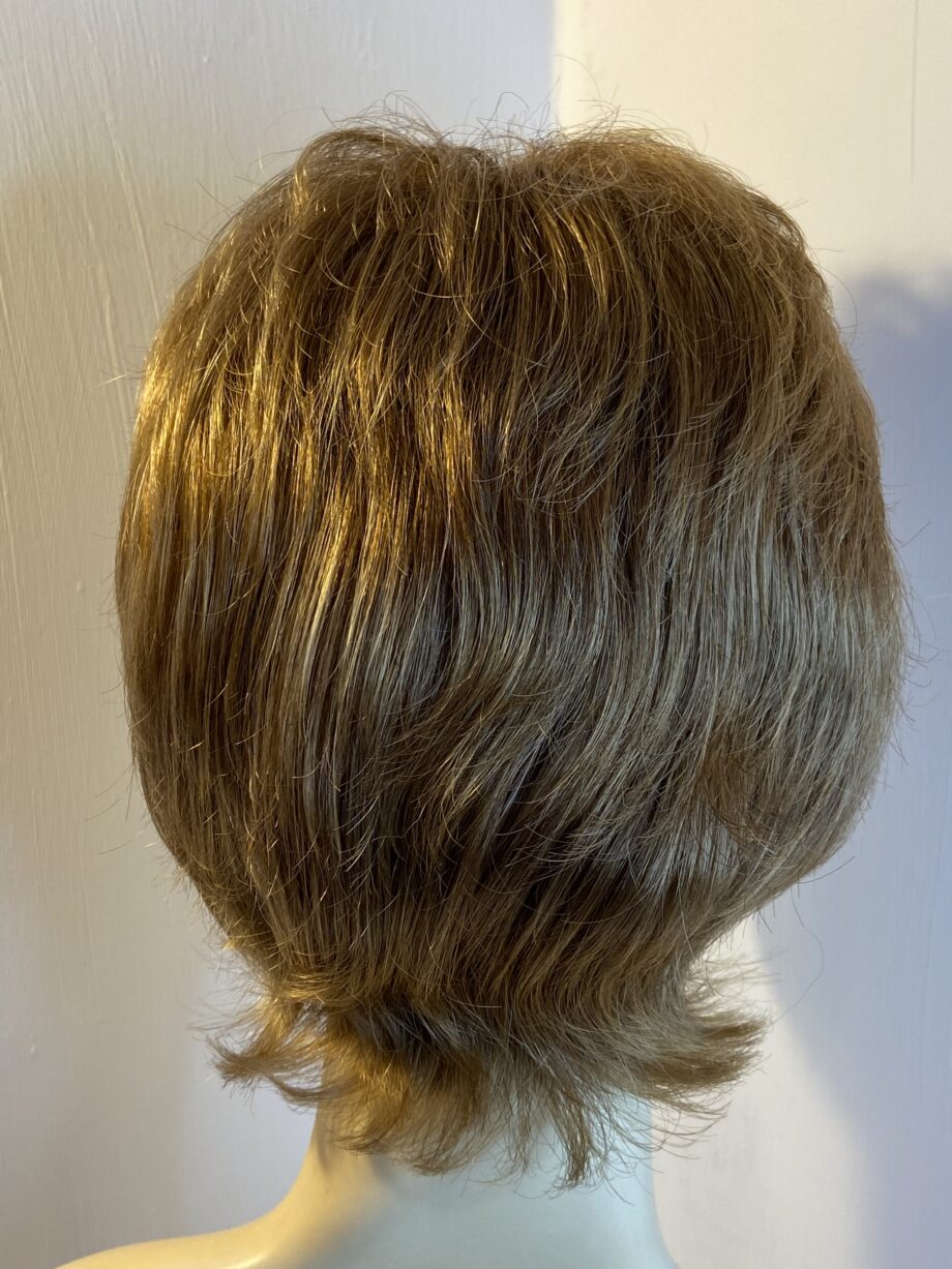Ginger mid length wavy wig. Rmw42