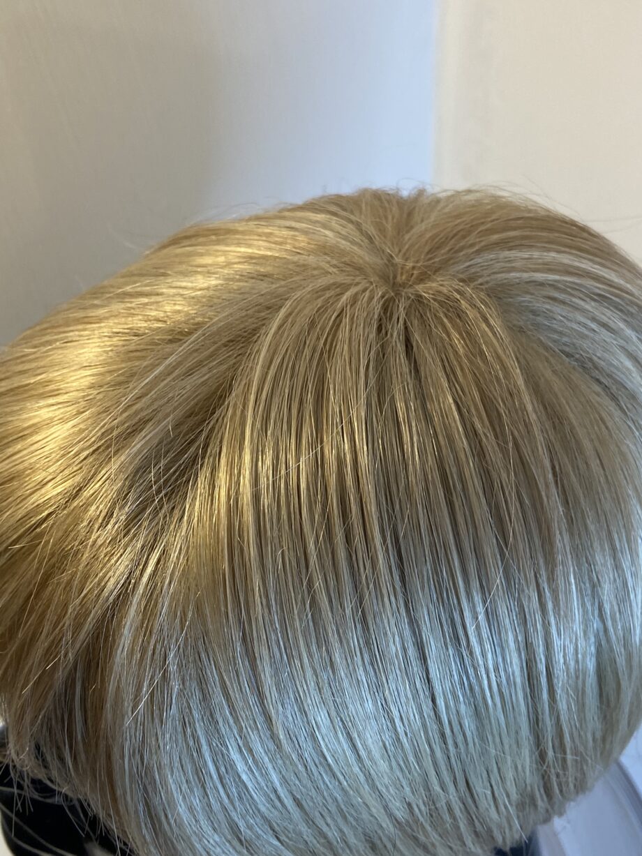 Stylish light blonde wig. Blms475