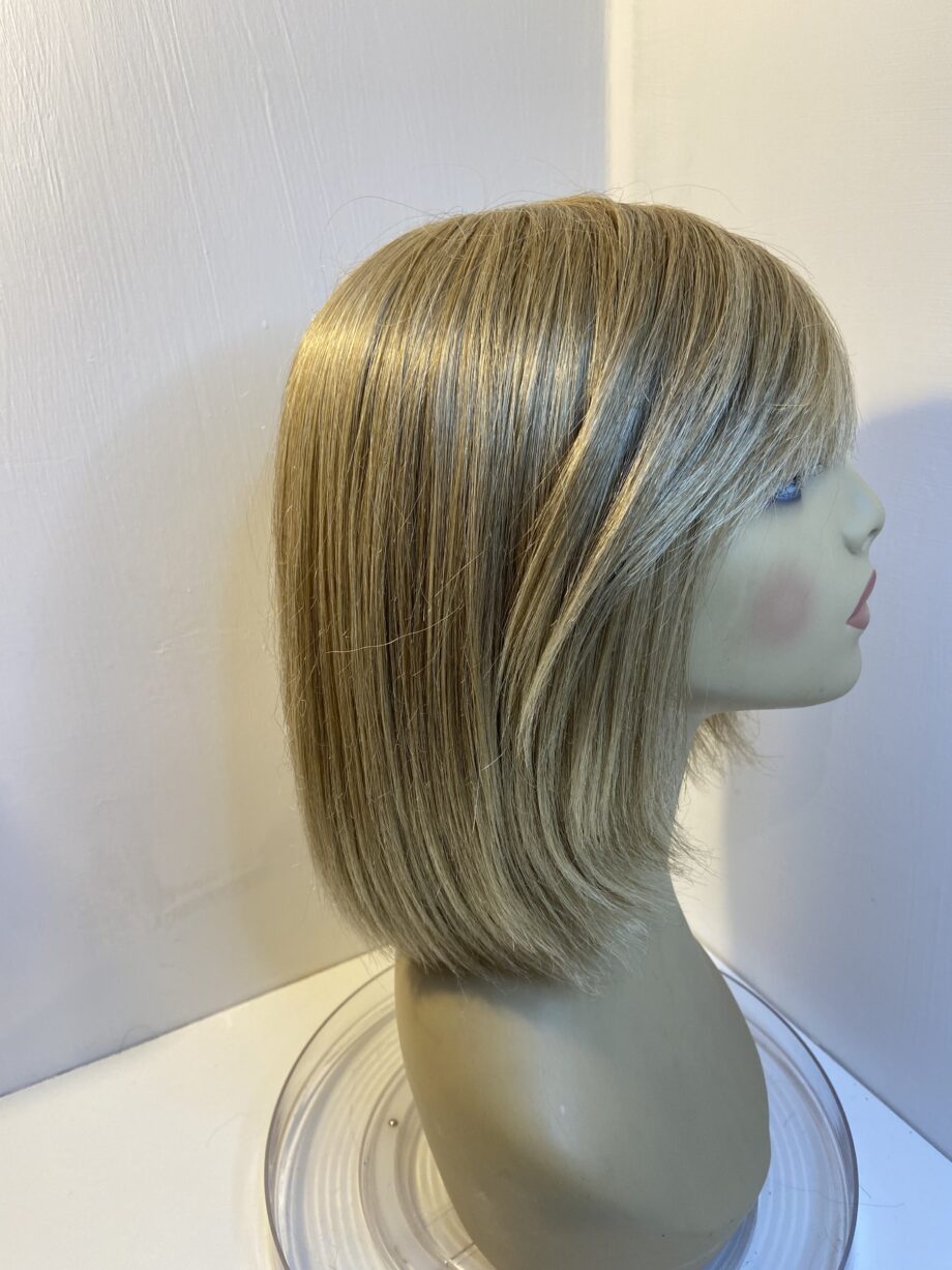 Blonde Amore wig. Blms5164