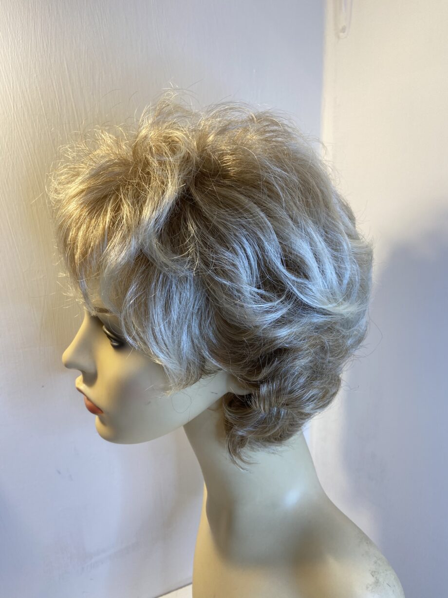 New beautiful  blonde wig. Blmw68