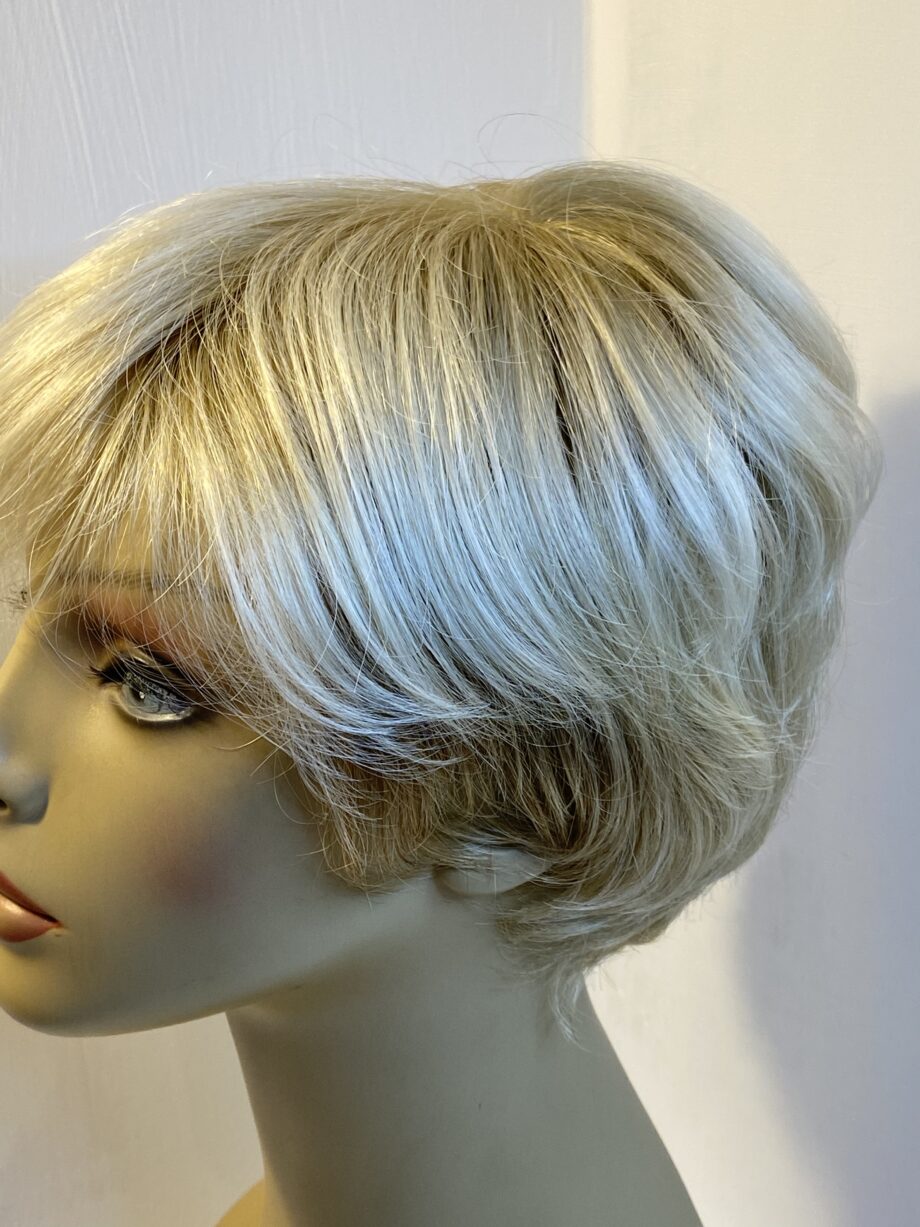 Light blonde short wig. Pplblms82