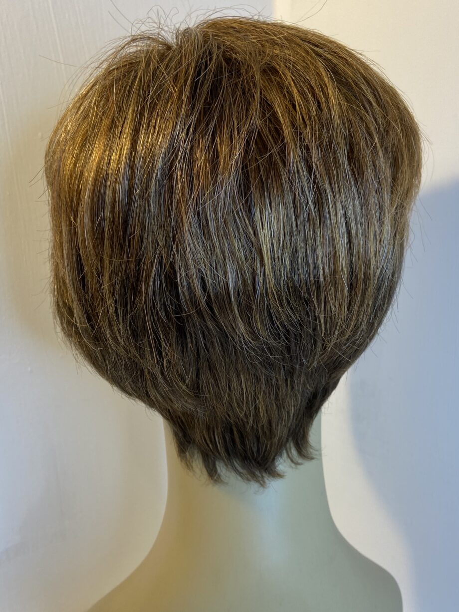 Ellen Wille short brown wig. Brss57