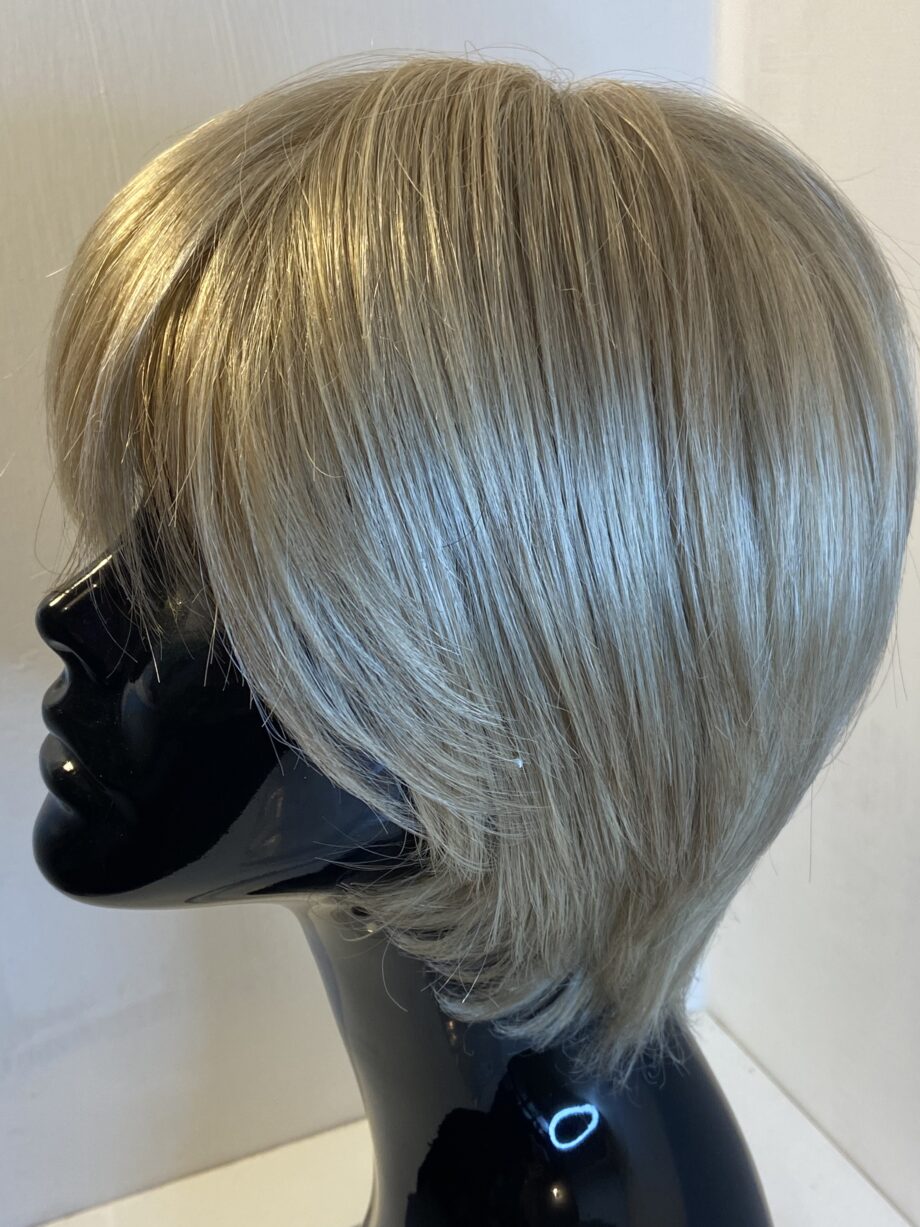 Stylish light blonde wig. Blms475