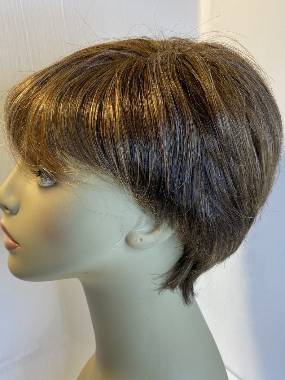 Ellen Wille short brown wig. Brss57