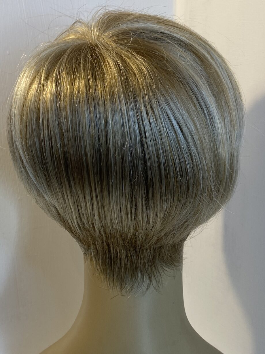 Stunning short blonde wig. Blss795