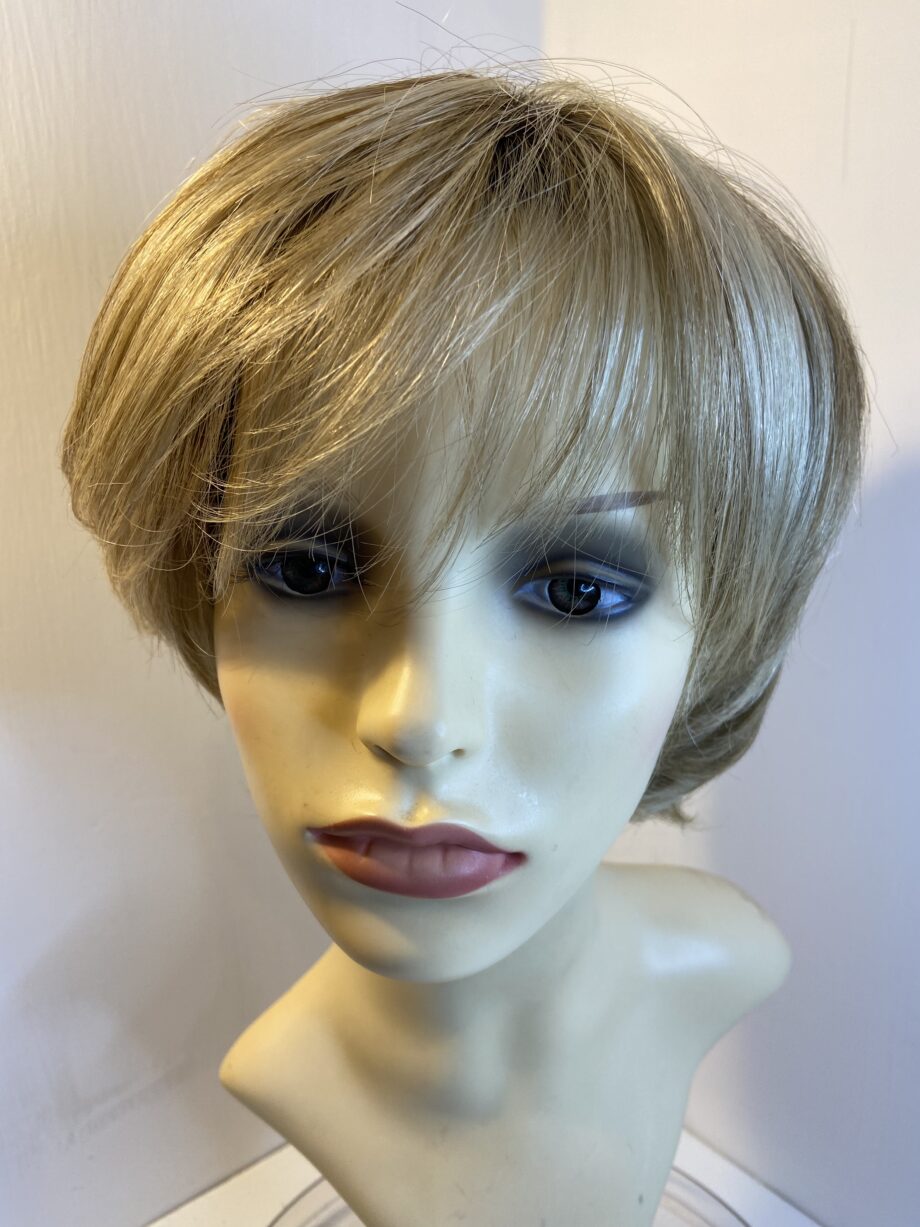 Rooted blonde wig. Blms5111