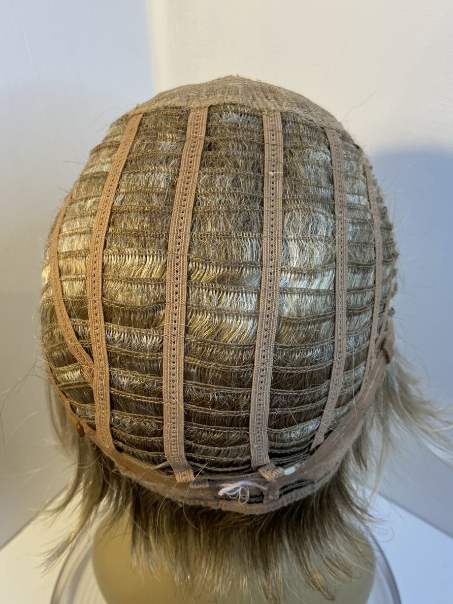 Stylish blonde short wig. Blss88