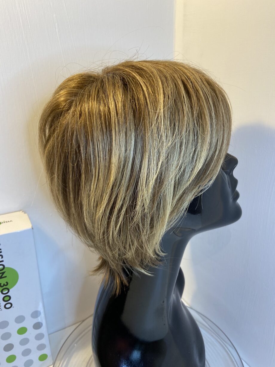Light brown boxed wig. Pplbrms181