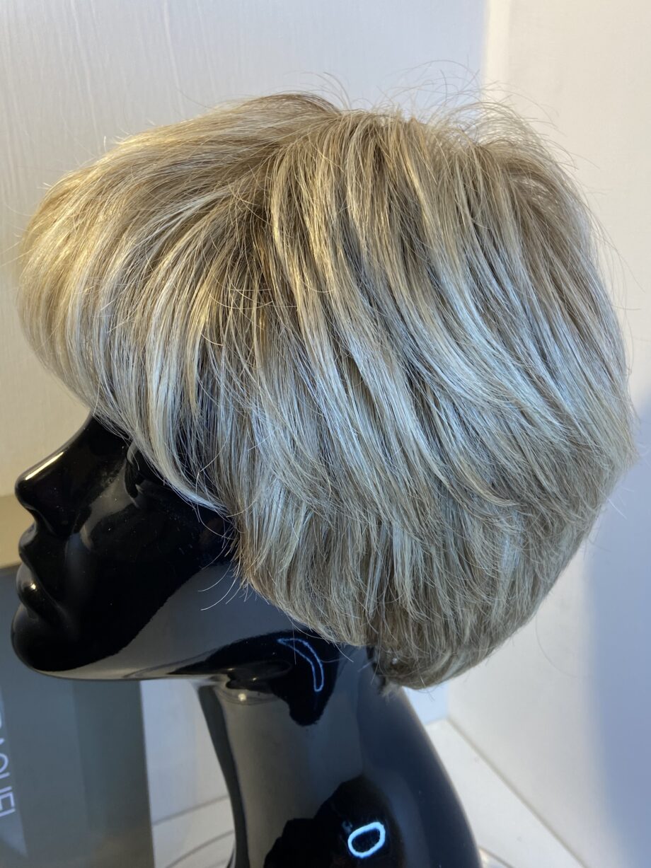 Raquel Welch blonde boxed wig. Bblss307