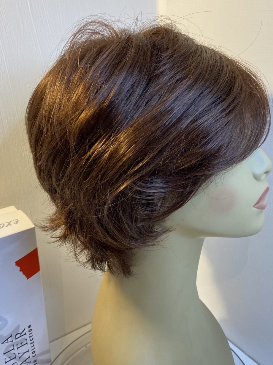 New reddish brown mid length wavy wig. Bbrms302