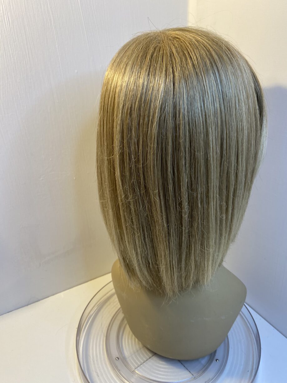 Blonde Amore wig. Blms5164