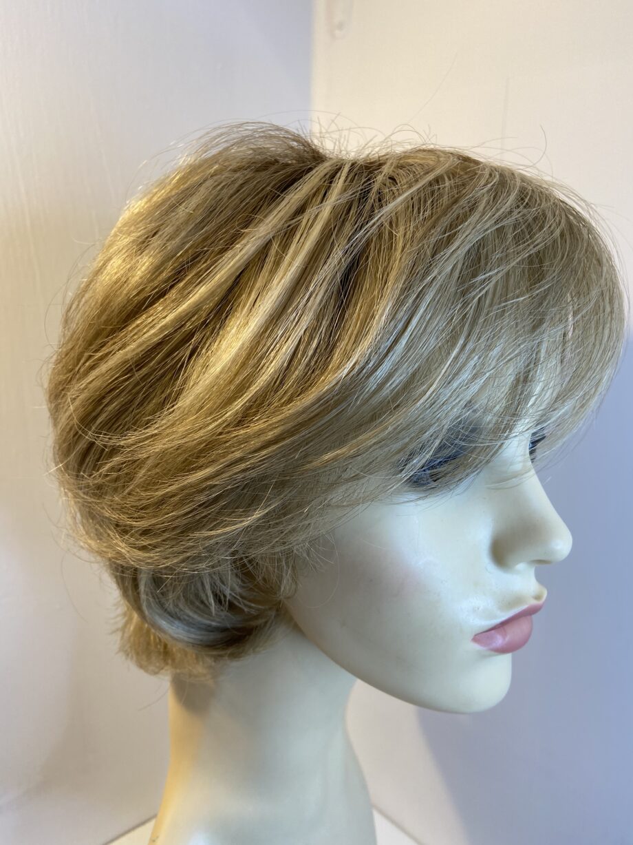 Rooted blonde wig. Blms5111