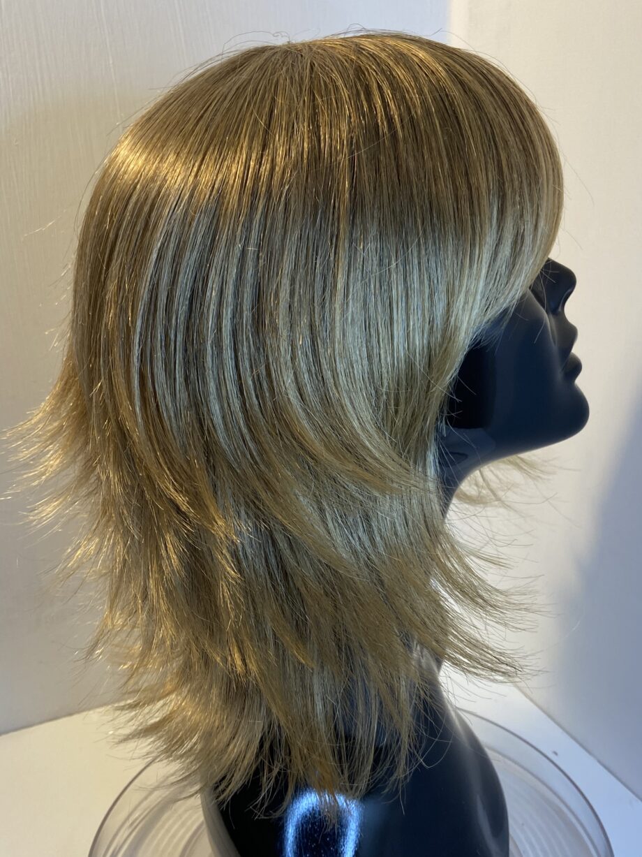 Stunning blonde stylish wig. Pplblls476