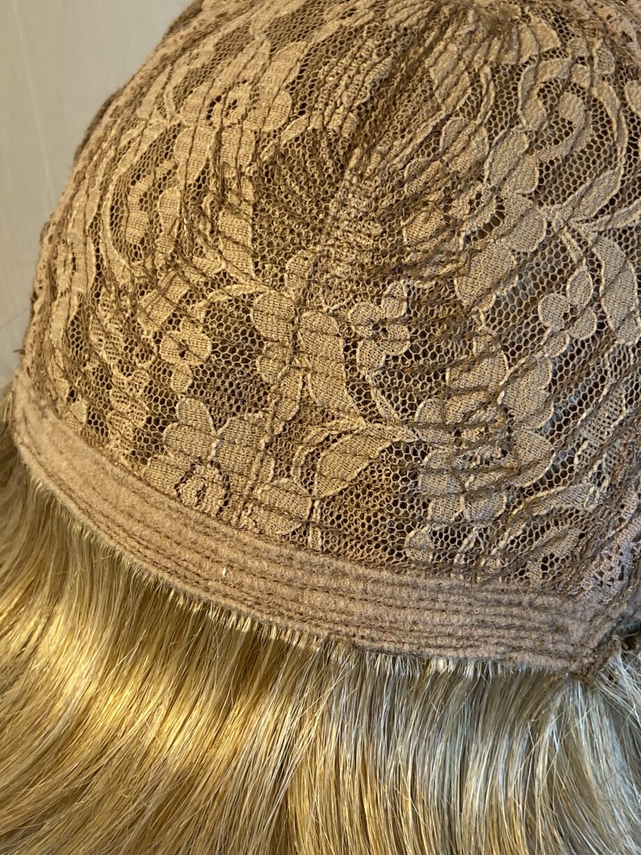 Blonde shiny wig. Blms478