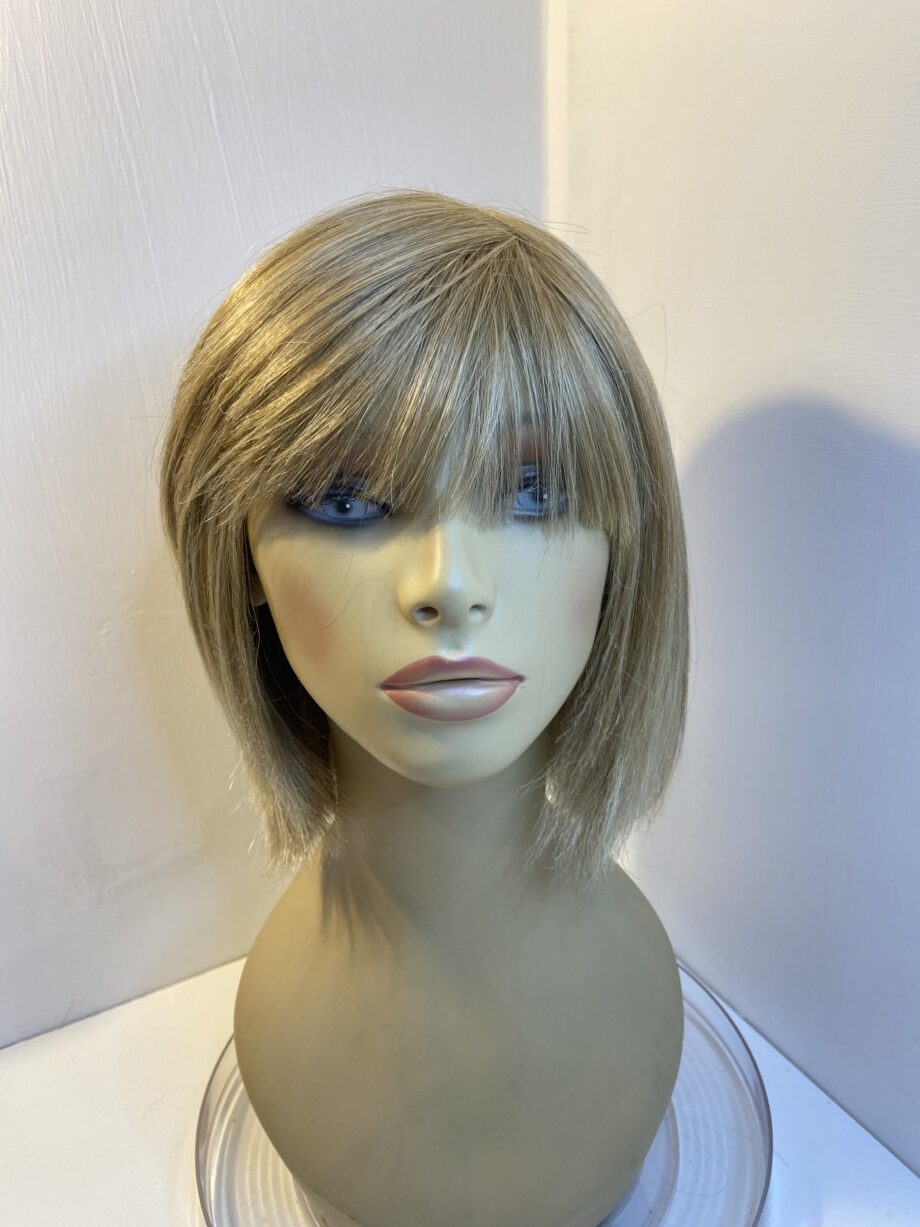 Blonde Amore wig. Blms5164