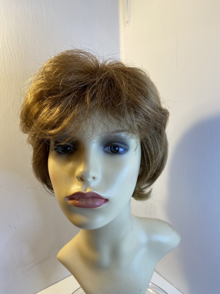 Ginger mid length wavy wig. Rmw42