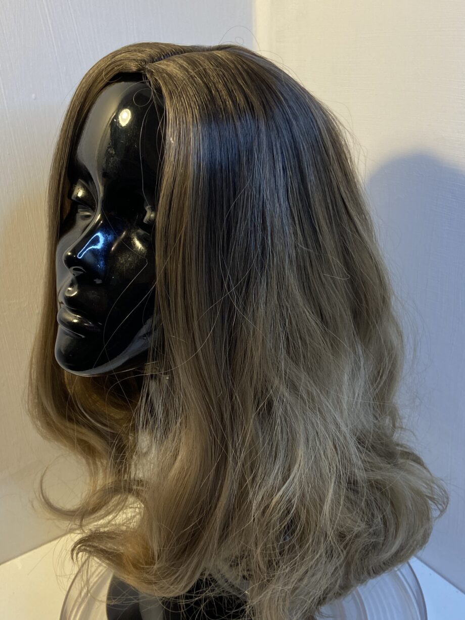 Silky soft Long wavy rooted brown wig. Pplbrlc321