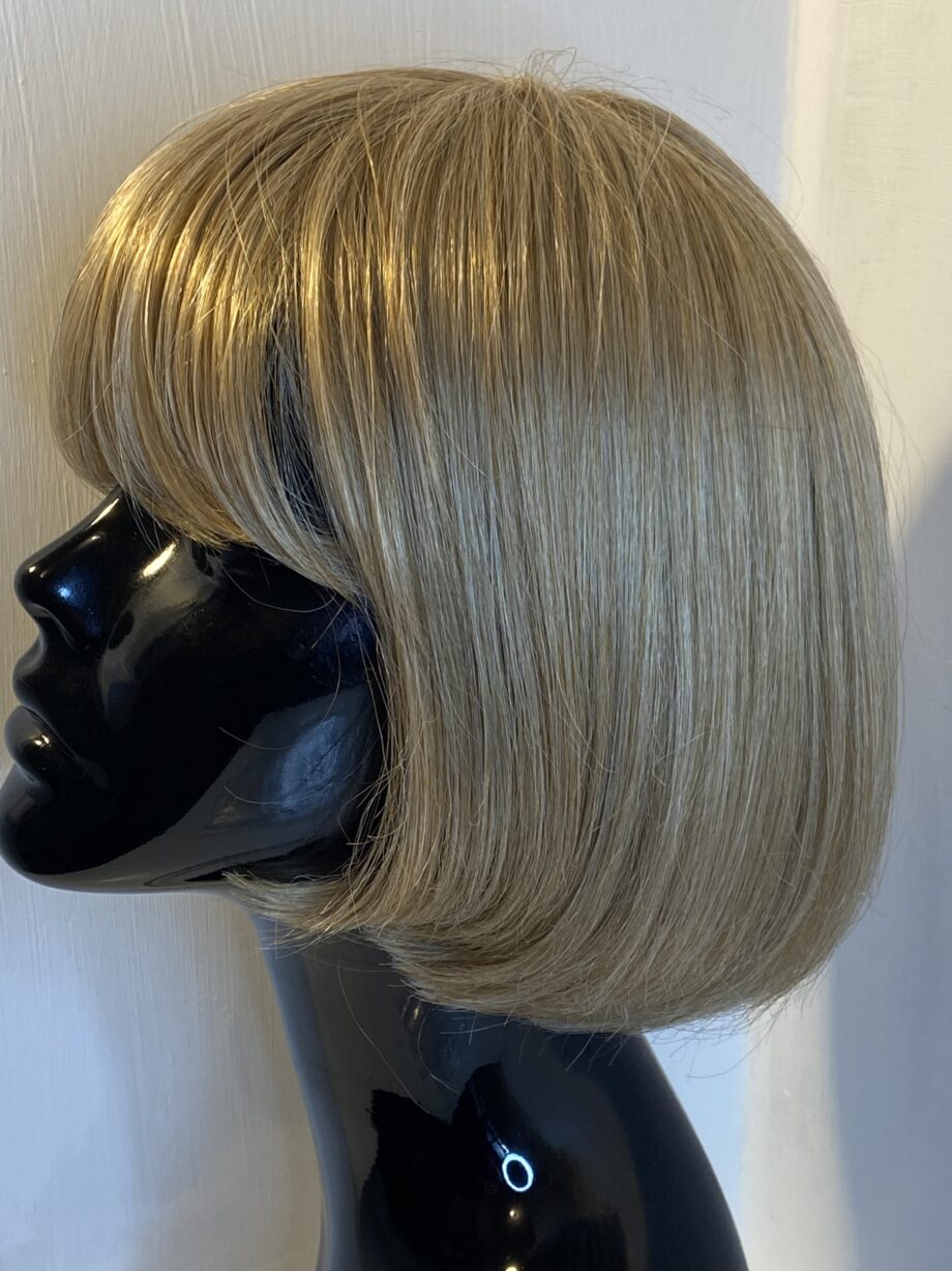 Blonde shiny wig. Blms478