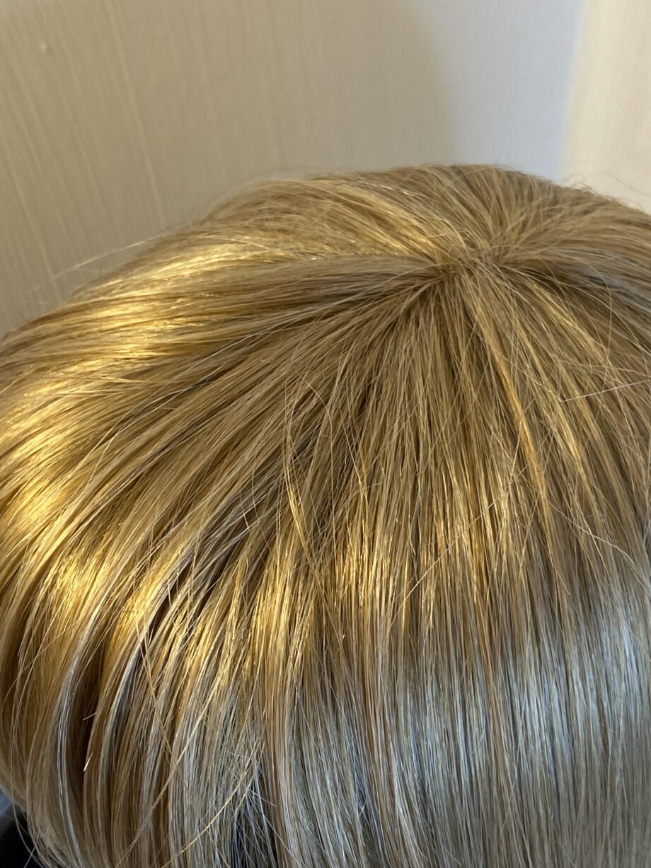 Blonde shiny wig. Blms478