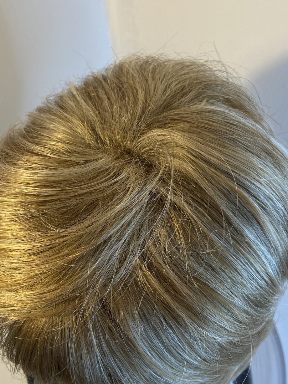 Blonde short stylish wig. Blss43