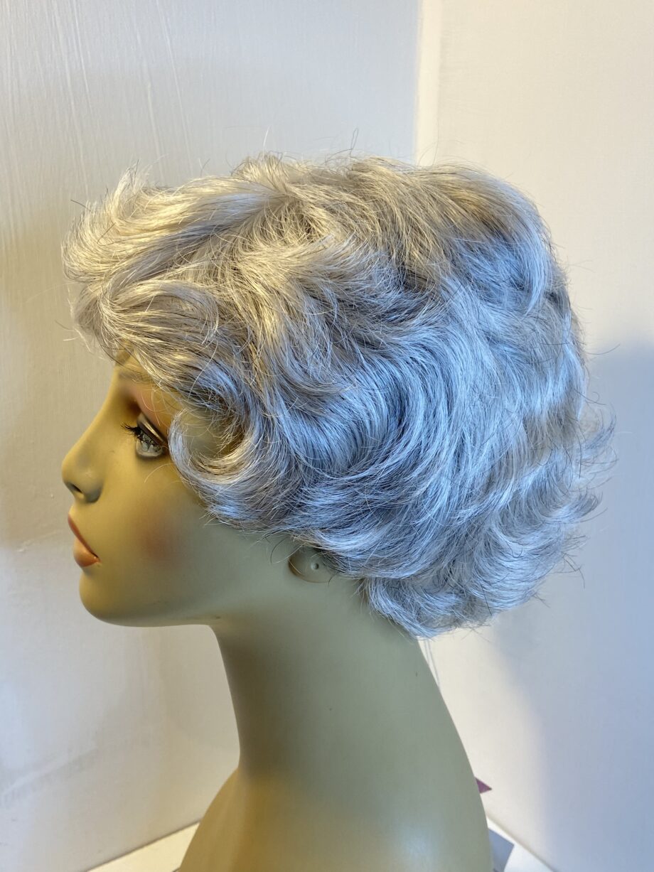New Judy plum silver wavy wig. Gsc513