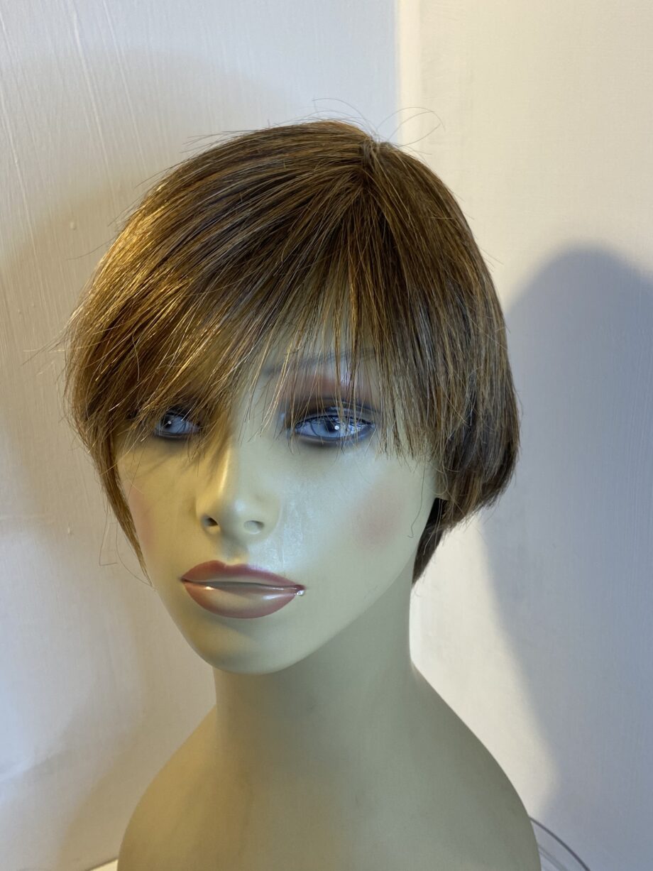 Stylish short brown highlighted wig. Plbms125