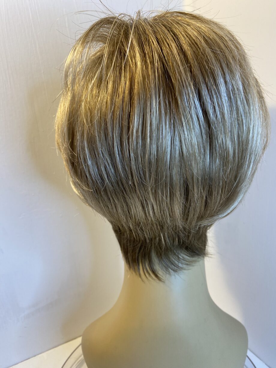 Blonde stylish wig. Blss3010