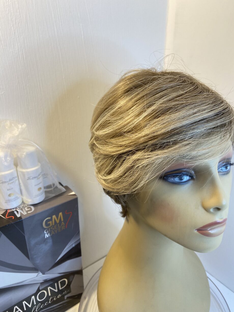 Multi sand rooted designer blonde wig. Bblss320