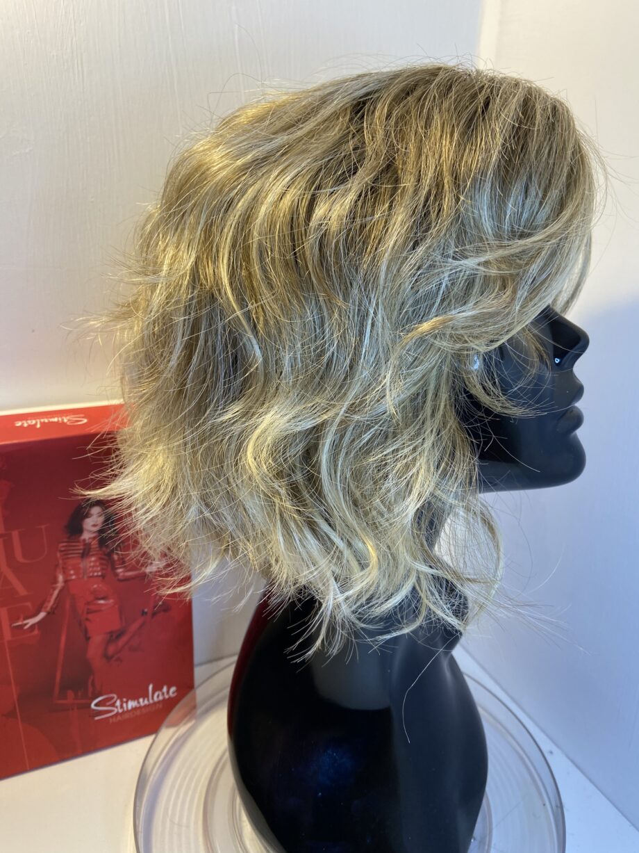 Modern style wavy blonde wig. Bblmw322