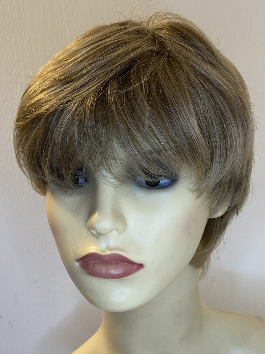 Blonde short wig. Blss519