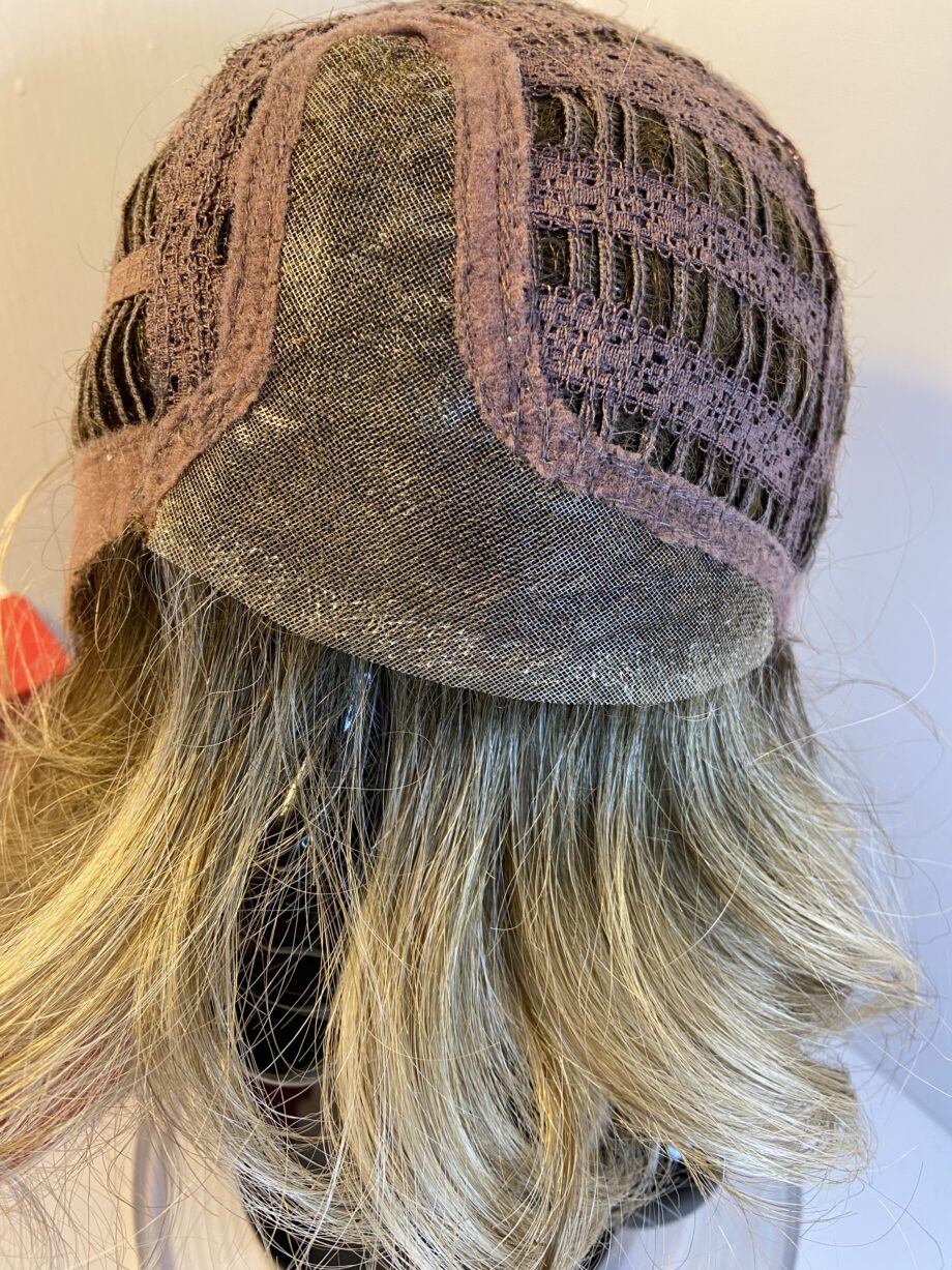 Modern style wavy blonde wig. Bblmw322