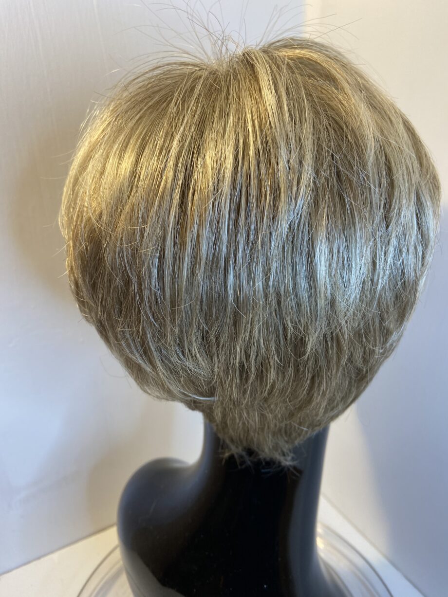Short blonde Ellen Wille   Blss413
