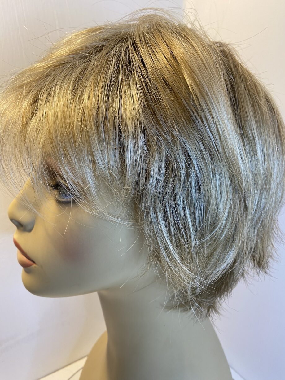 Rooted blonde short wig. Blss527