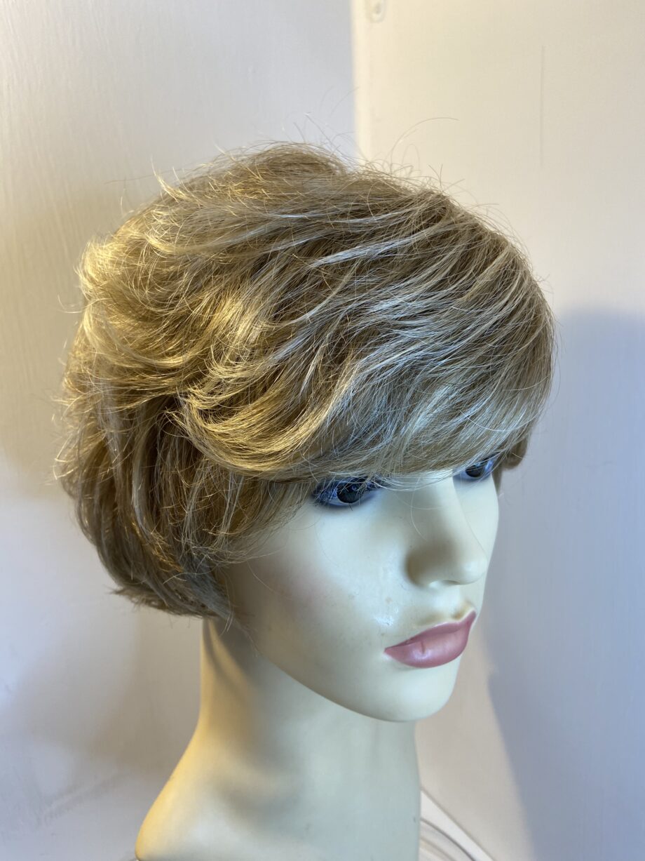 Blonde mid length wig. Blms312