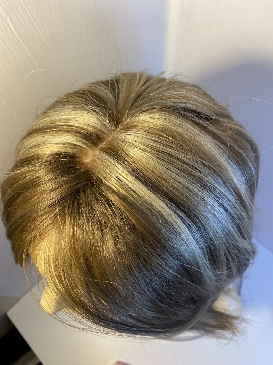 Sleek hair quality long blonde wig. Bblls324