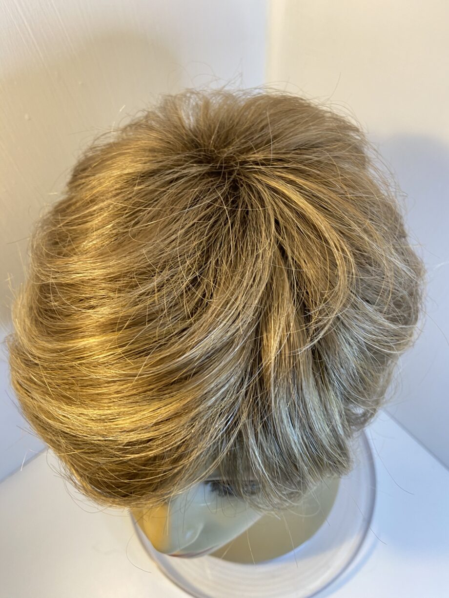 Noriko short light brown wig. Brss409
