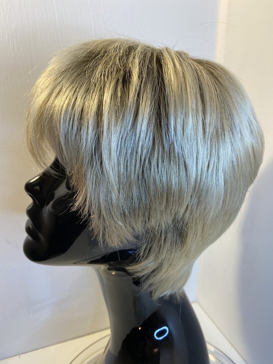 Blonde rooted designer wig. Blss405