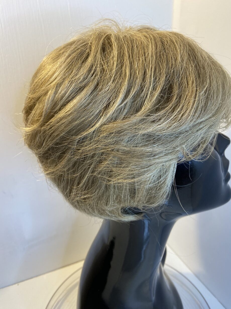 Short soft cap blonde Ellen Wille design. Blss408